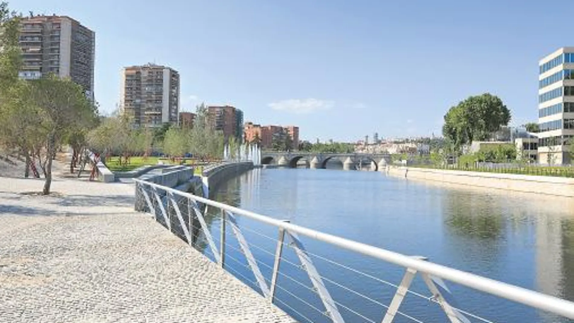 El puente de Segovia es uno de los nuevos espacios, gracias a la peatonalización de la ribera del Manzanares
