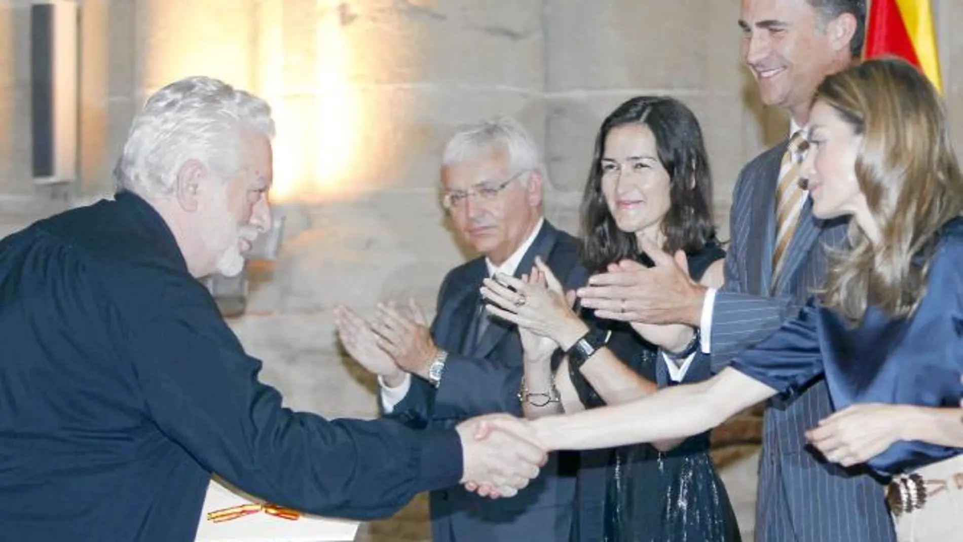 Los Príncipes de Asturias entregaron el galardón al diseñador en presencia de González-Sinde y Ferran Mascarell