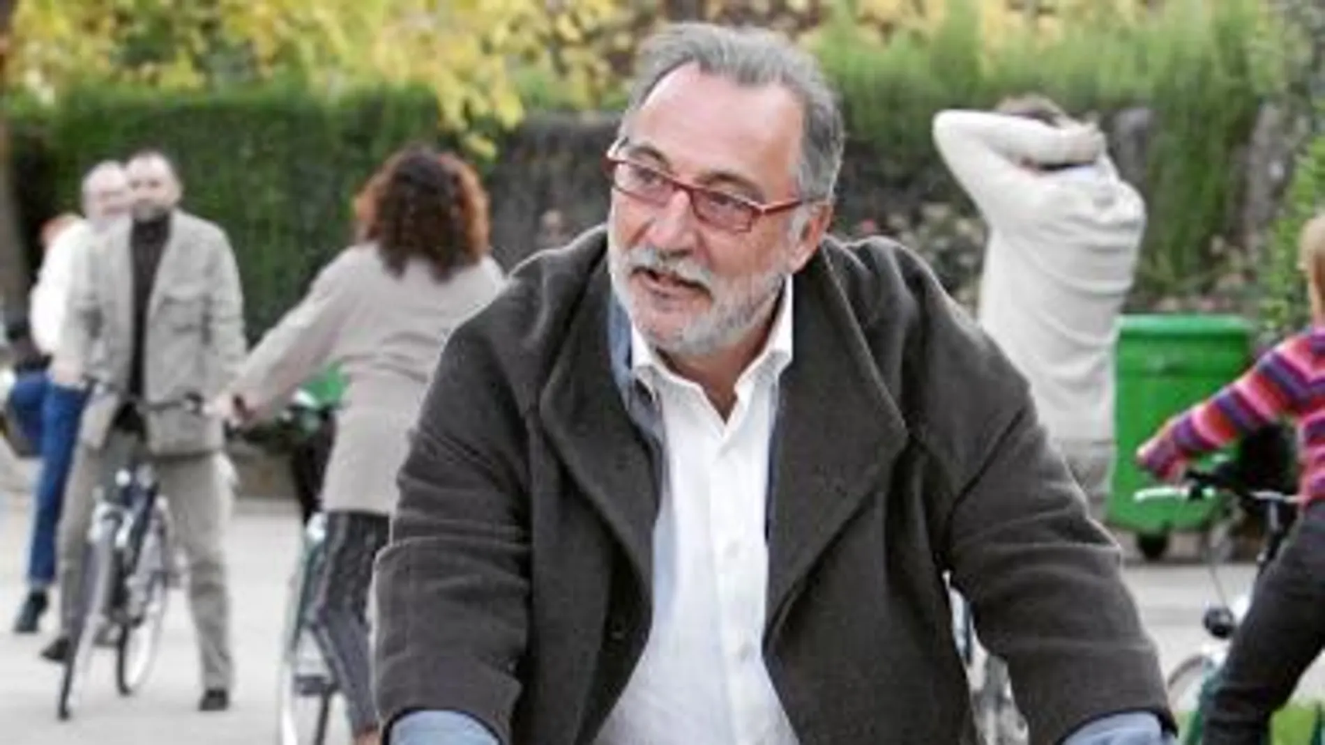 Pere Navarro, en bicicleta y sin el casco obligatorio