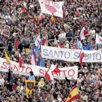 Una imagen del funeral del 8 de abril de 2005, con las pancartas «Santo súbito»