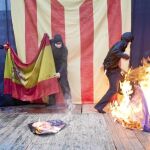 Un grupo de radicales encapuchados aprovechó ayer la celebración de la Diada para quemar las banderas de España y Francia, y una fotografía del Rey.