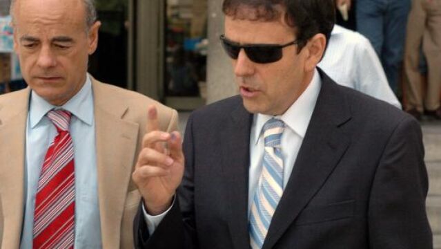 El médico Eufemiano Fuentes (d), uno de los imputados en la llamada "Operación Puerto"