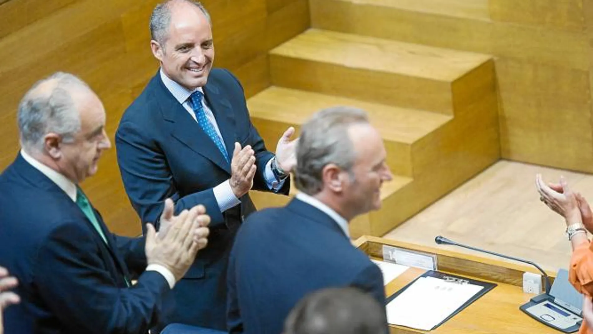 El nuevo presidente de la Generalitat Valenciana, Alberto Fabra, recibe el aplauso de sus compañeros