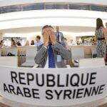 El representante sirio ante Naciones Unidas, Faysal Khabaz Hamoui, se lleva las manos a la cara en Ginebra