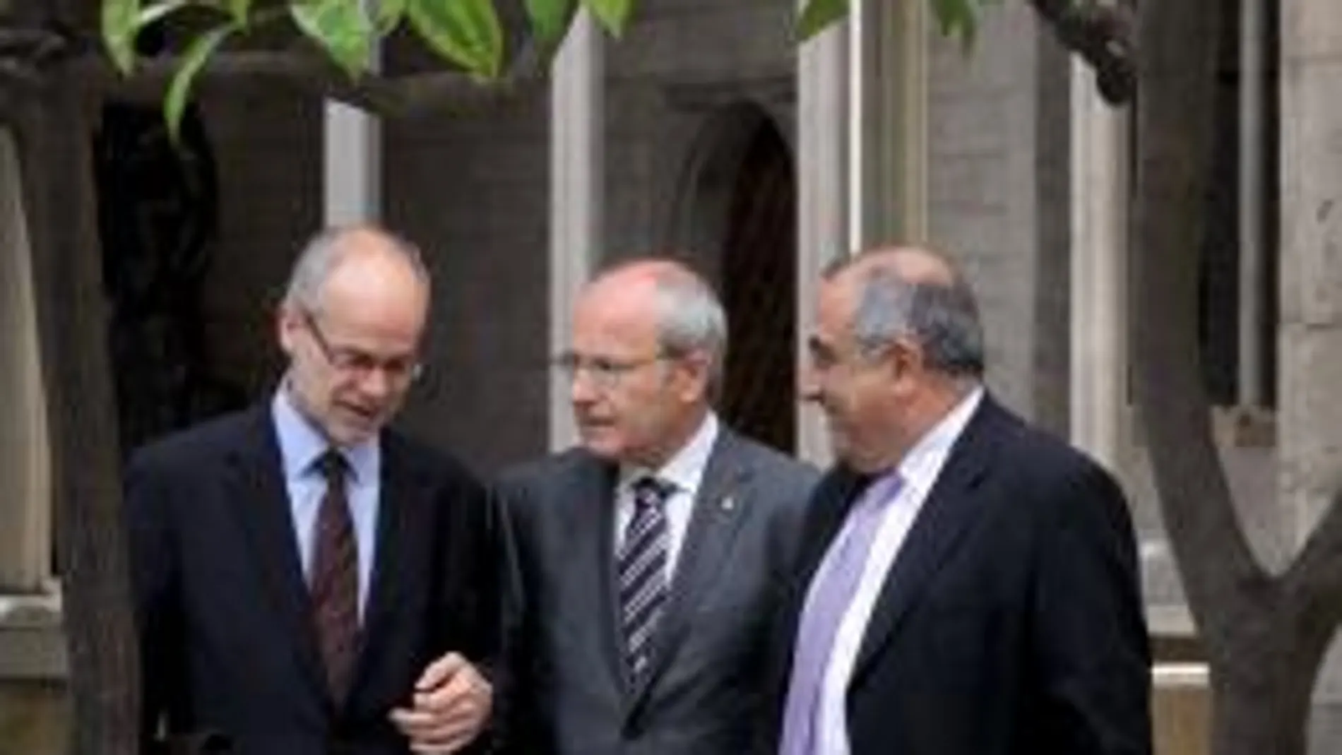 José Montilla, acompañado de los consellers Antoni Castells y Joaquim Nadal