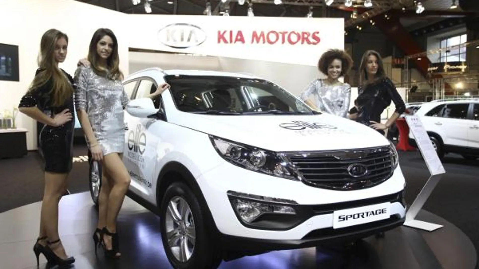 Varias modelos rodean el nuevo KIA Sportage, que se presenta en Bruselas