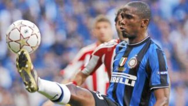 Etoo controla el balón en la final que enfrentó al Inter y al Bayern el pasado 22 de mayo en el Bernabéu