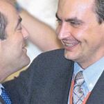 Rodríguez Zapatero saluda a Bono, su contrincante, cuando accede a la secretaría general el 22 de julio de 2000