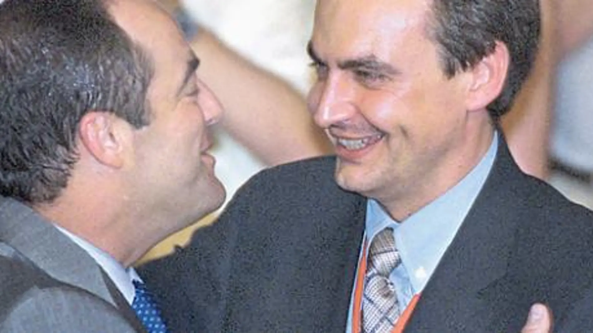 Rodríguez Zapatero saluda a Bono, su contrincante, cuando accede a la secretaría general el 22 de julio de 2000