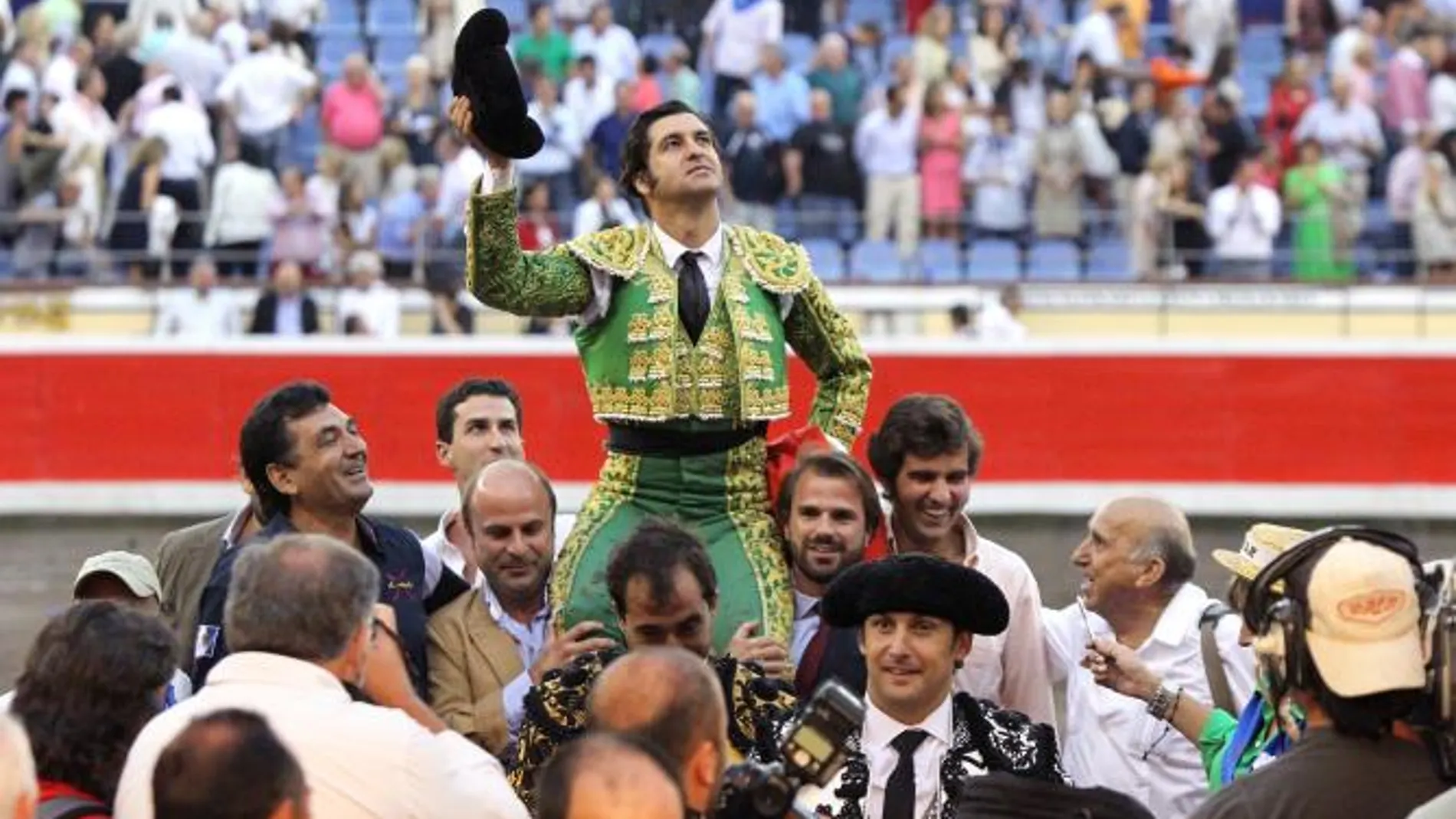 El sevillano sale a hombros del coso de Vista Alegre
