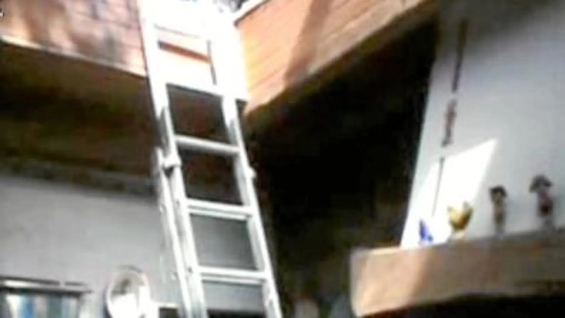 Los agentes tuvieron que acceder a su domicilio por el tragaluz del tejado. Se trataba de una vivienda enrejada y de complicado acceso