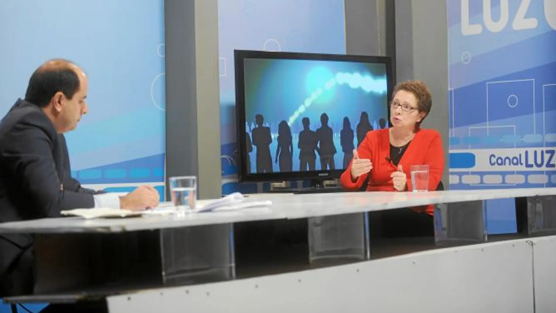 El periodista Santiago Talaya entrevista en Canal Luz a la titular de Hacienda y Administración Pública, Carmen Martínez Aguayo