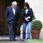 Strauss-Kahn, junto a su esposa, en la entrada de su residencia en París