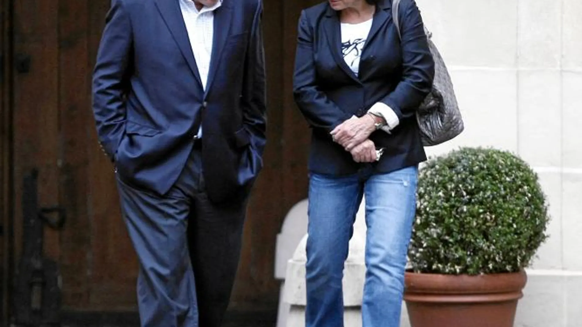 Strauss-Kahn, junto a su esposa, en la entrada de su residencia en París