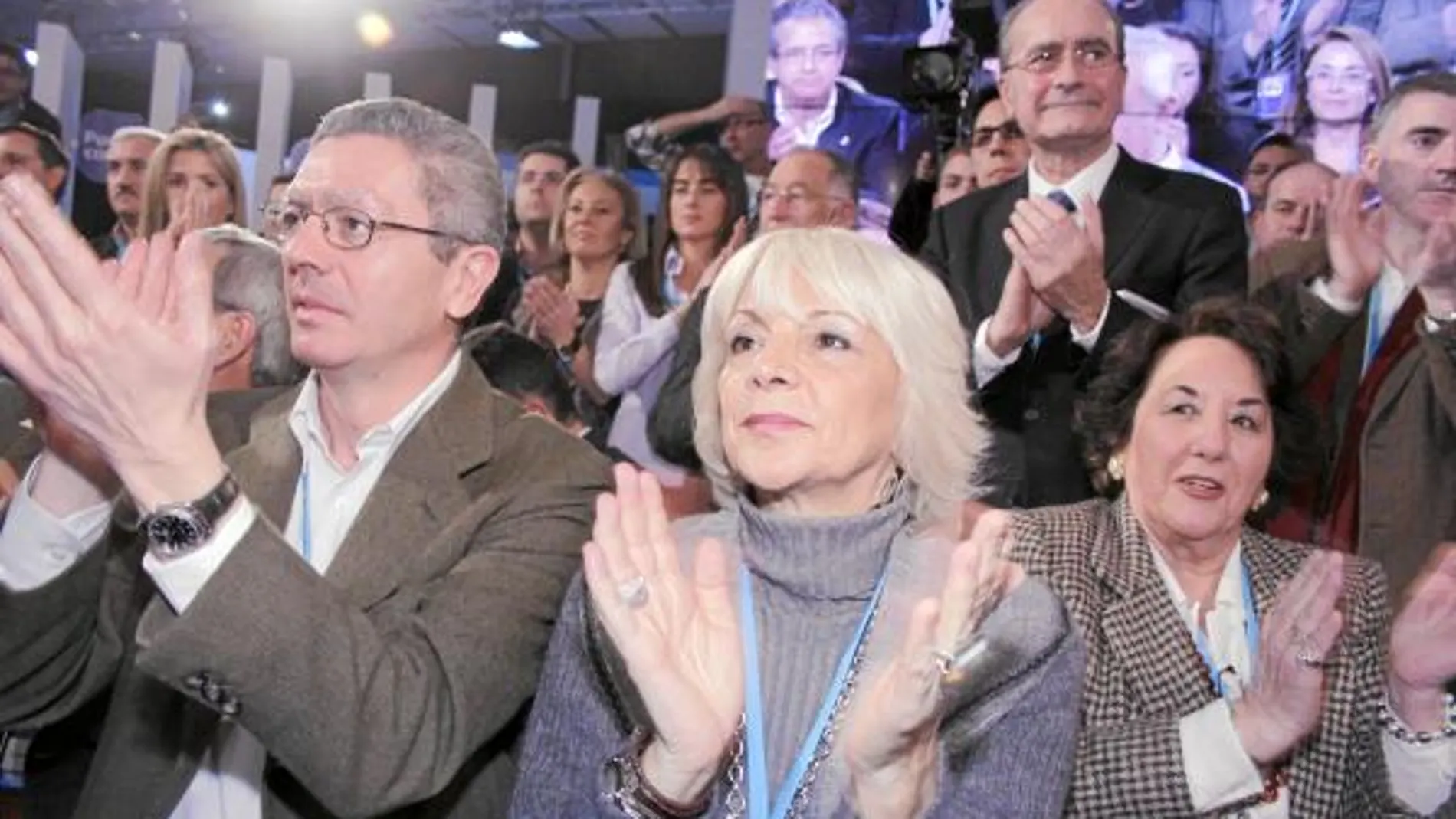 El alcalde de Madrid, Alberto Ruiz Gallardón, aplaude junto a la regidora de Cádiz, Teófila Martínez