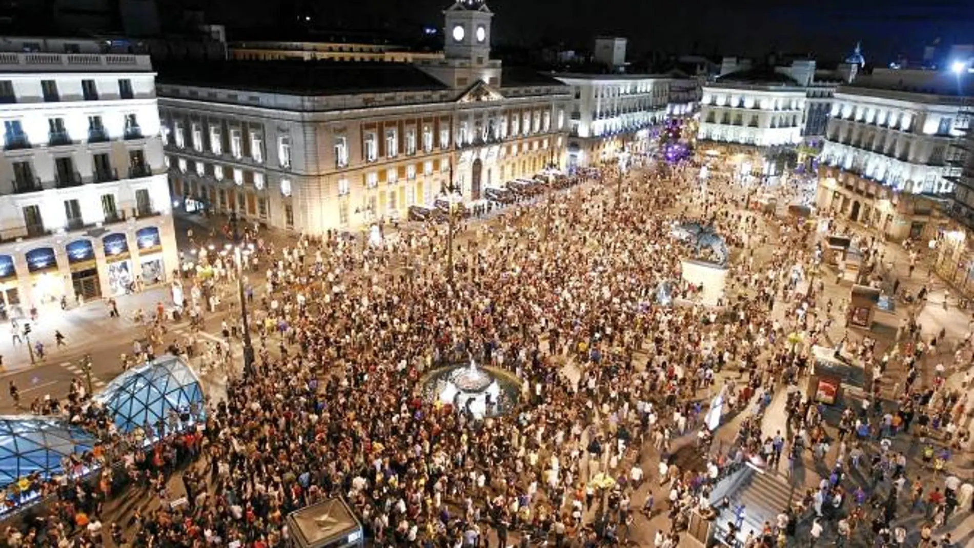 Tal y como habían planeado, los «indignados» volvieron ayer a la Puerta del Sol sin que la Policía les pusiera ningún obstáculo