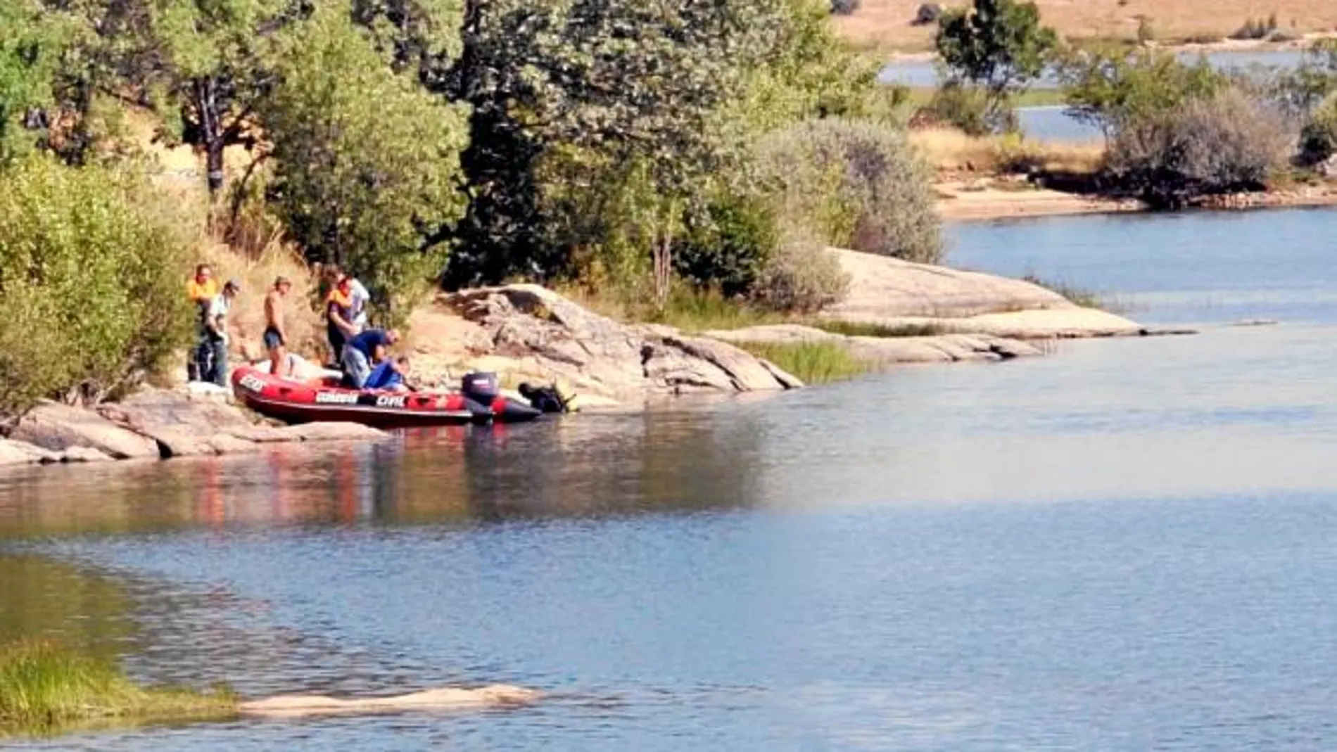 Los submarinistas del Grupo Especial de Actividades Subacuáticas de la Guardia Civil sacan el cadáver del joven fallecido en la presa del Pontón Alto, en la provincia de Segovia