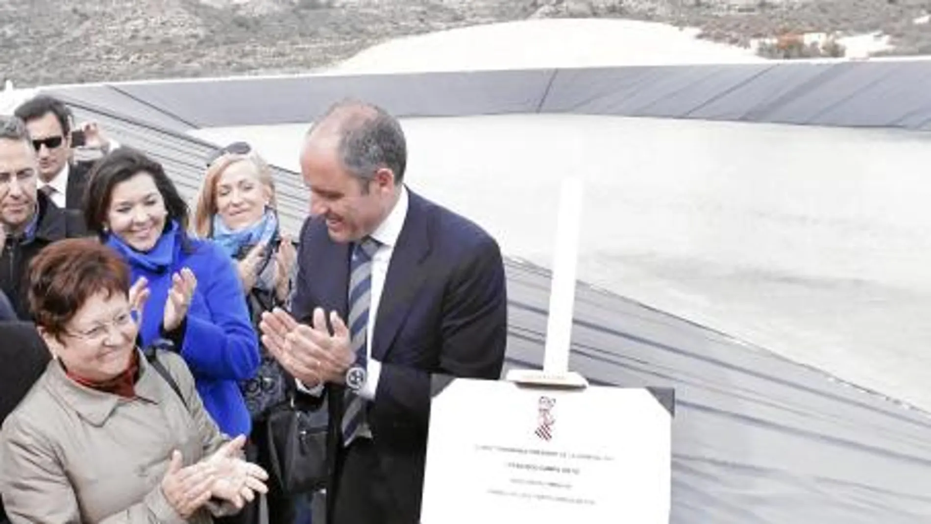 El presidente Camps junto a la viuda García Antón y alcadesa de Sant Vicent del Raspeig, Luisa Pastor