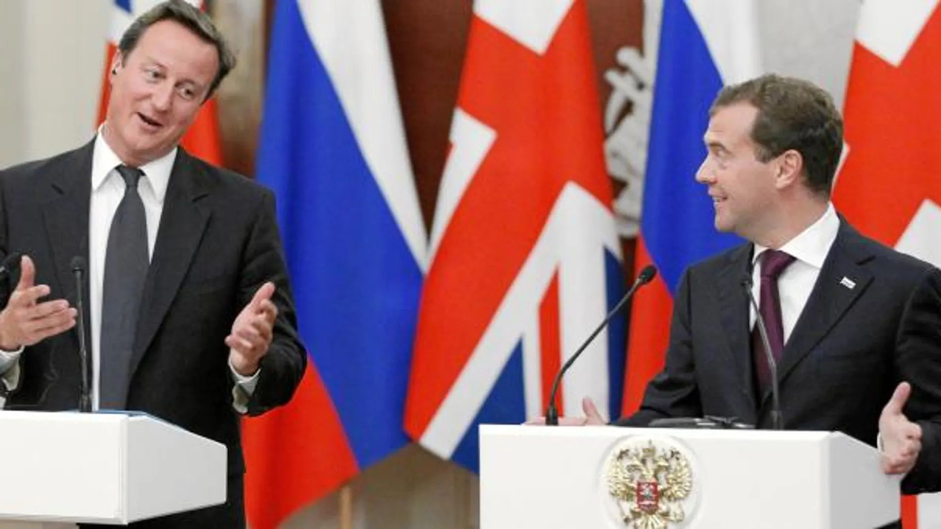 El «premier» británico, David Cameron, y el presidente ruso, Dimitri Medvedev, durante la rueda de prensa celebrada ayer en el Kremlin