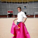 Carlos García, en el coso de la plaza de toros de Las Ventas de Madrid, con capote cedido por Justo Algaba