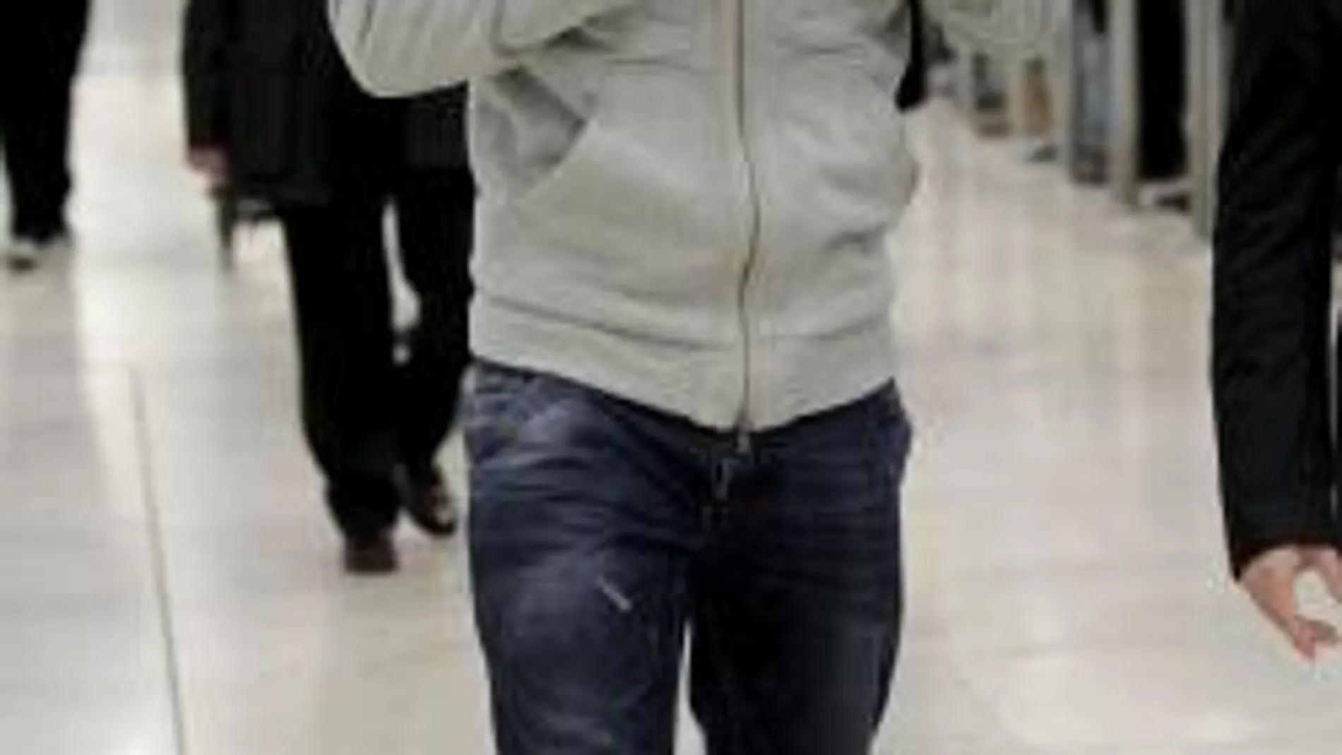 Higuaín aterrizó ayer en Madrid tras ser operado de una hernia de disco la semana pasada en Chicago