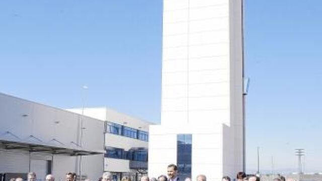 Don Felipe recorrió durante más de una hora las instalaciones de ThyssenKrupp junto al alcalde de la localidad y varios ministros