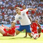 Djorou hace penalti al centrocampista inglés Wilshere, compañero suyo en el Arsenal