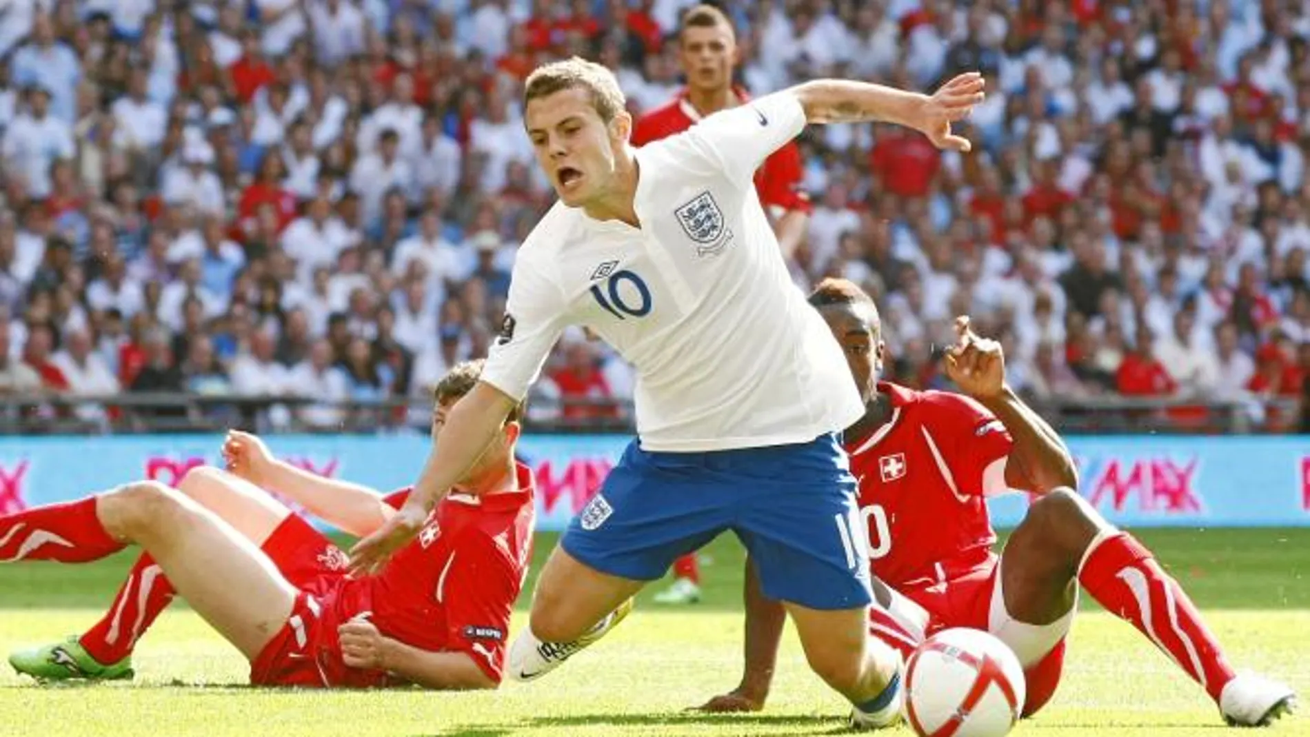 Djorou hace penalti al centrocampista inglés Wilshere, compañero suyo en el Arsenal