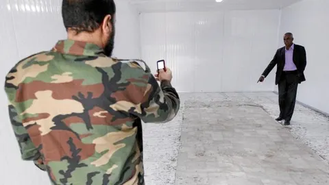 La habitación en la que permaneció expuesto el cadáver de Gadafi, ayer, vacía.
