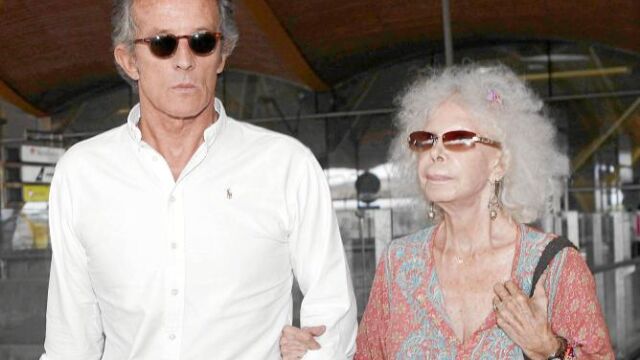 Alfonso Díez y la Duquesa de Alba llegaron el miércoles a Madrid