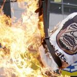 Manifestantes queman una efigie de Gadafi en una manifestación contra el régimen libio celebrada en Seúl, Corea del Sur