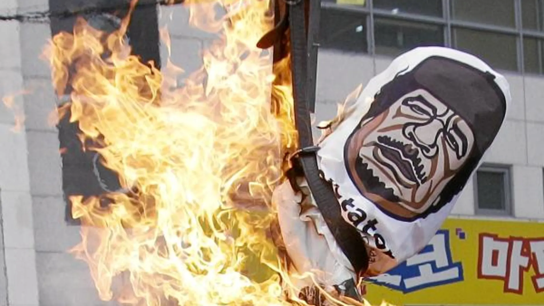 Manifestantes queman una efigie de Gadafi en una manifestación contra el régimen libio celebrada en Seúl, Corea del Sur