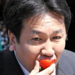 El portavoz del Gobierno japonés, Yukio Edano, degusta un tomate producido en la ciudad de Iwaki, en la prefectura de Fukushima