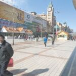 Un policía vigila una calle peatonal. Wangfujing en Pekín el día de las manifestaciones