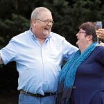 Colin y Chris Weir brindan tras conocer la noticia