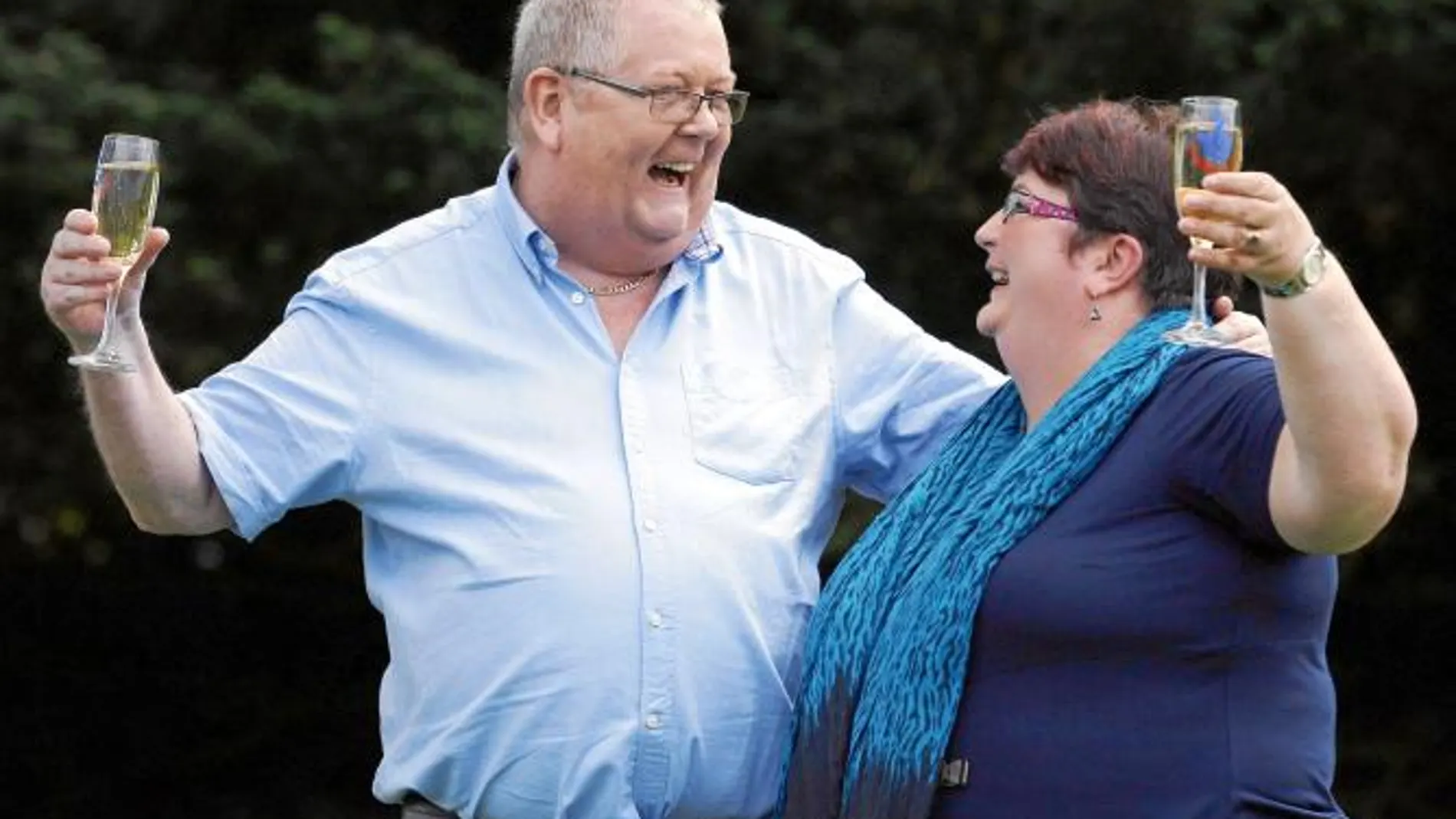 Colin y Chris Weir brindan tras conocer la noticia