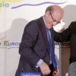 Javier Arenas presentó ayer al alcalde de Huelva en un desayuno de «Fórum Europa. Tribuna Andalucía», en un hotel de la capital hispalense