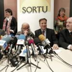 El catedrático de la Universidad del País Vasco Iñaki Zabaleta (2 dcha); el escritor Andrés Sorel (2 izda); el miembro del Sinn Fein Alex Maskey (dcha) y el abogado especializado en la defensa de los derechos humanos Bill Bowring, durante la presentación