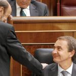 Rubalcaba saluda a Zapatero al inicio del Pleno extraordinario de ayer
