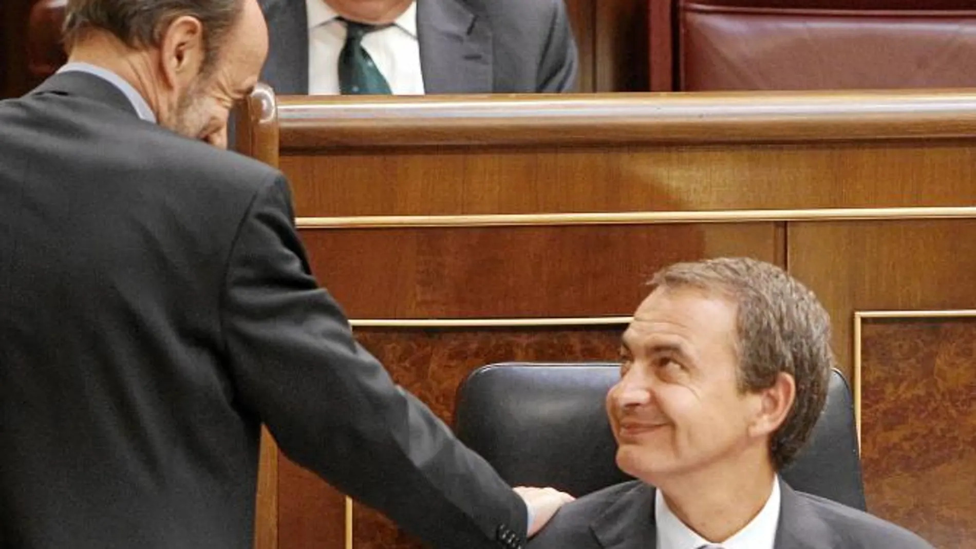 Rubalcaba saluda a Zapatero al inicio del Pleno extraordinario de ayer