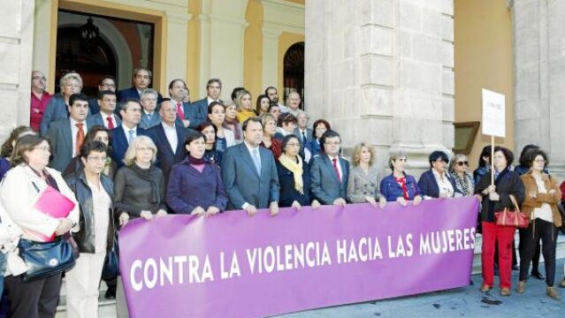 Representantes políticos, sindicales y ciudadanos se concentraron durante cinco minutos en silencio a las puertas del Ayuntamiento de Sevilla