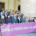 Representantes políticos, sindicales y ciudadanos se concentraron durante cinco minutos en silencio a las puertas del Ayuntamiento de Sevilla
