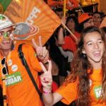 Seguidores de Pedro Passos Coelho celebran anoche en las calles de LIsboa la victoria electoral