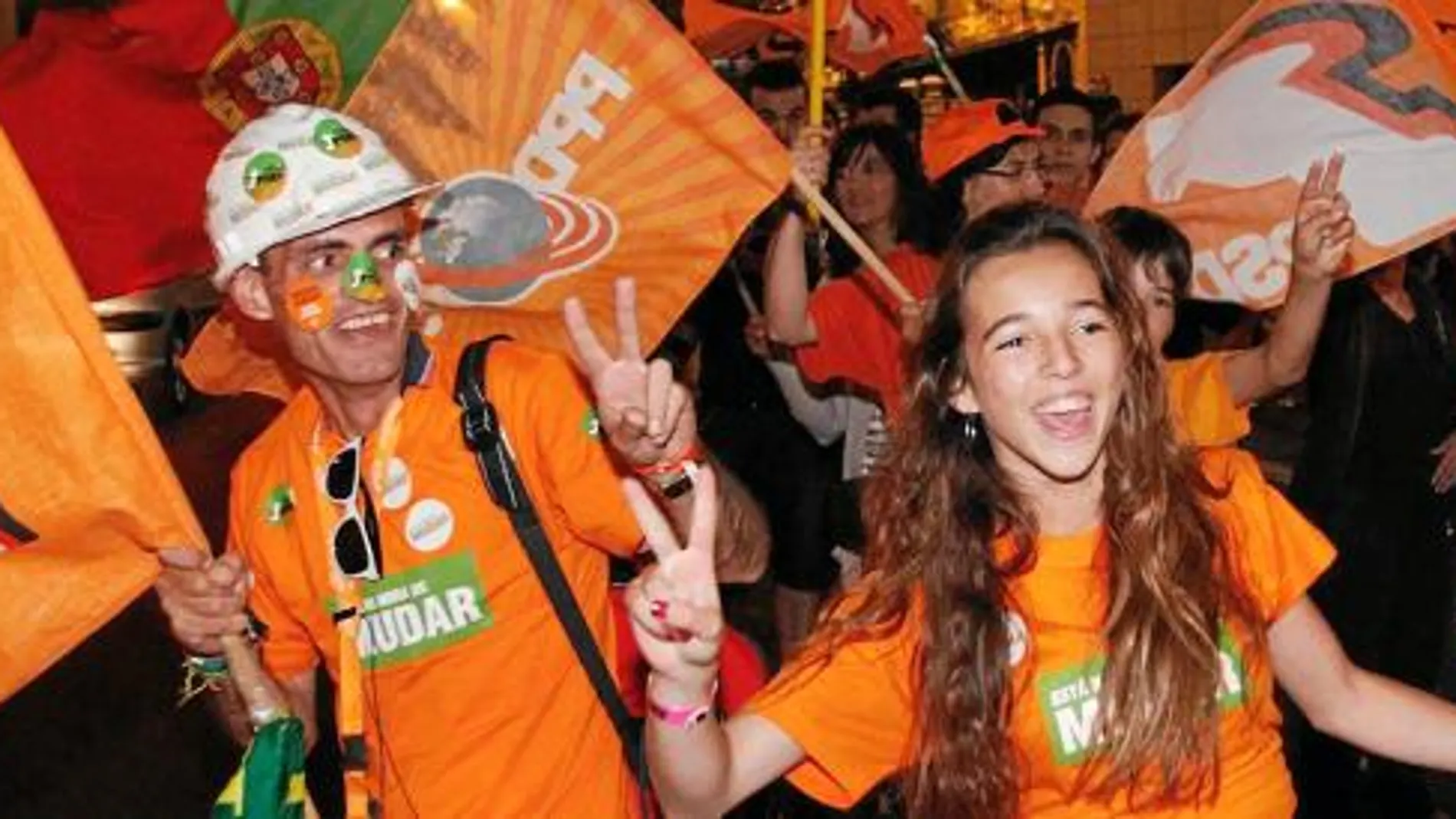 Seguidores de Pedro Passos Coelho celebran anoche en las calles de LIsboa la victoria electoral