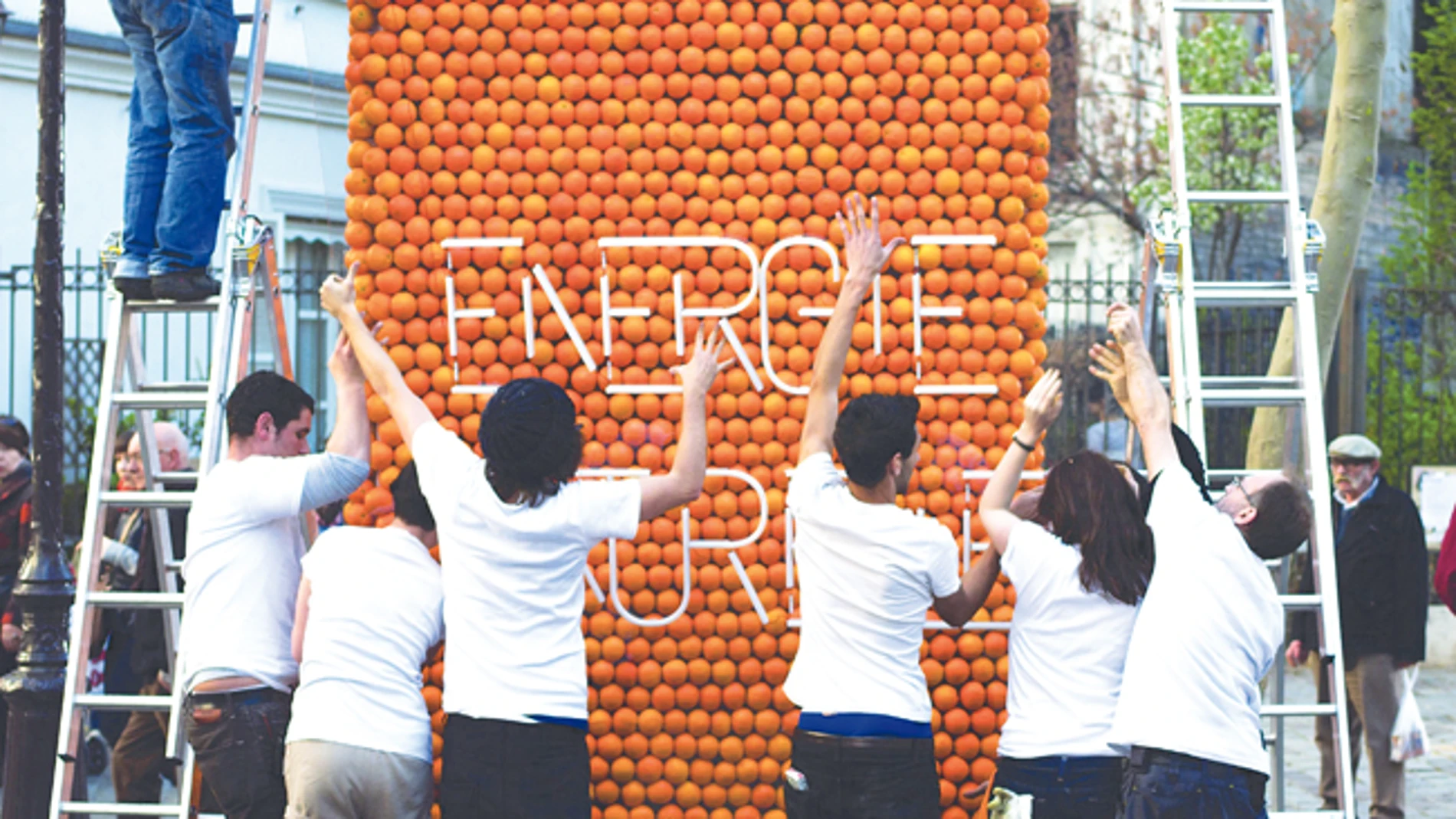 Vallas verdes: cómo iluminar los anuncios con naranjas
