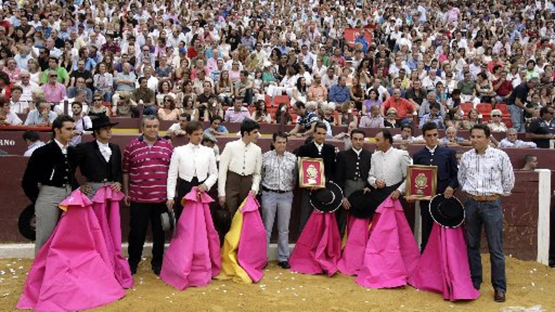 Los toreros junto al alcalde de Lorca, al comienzo del festival