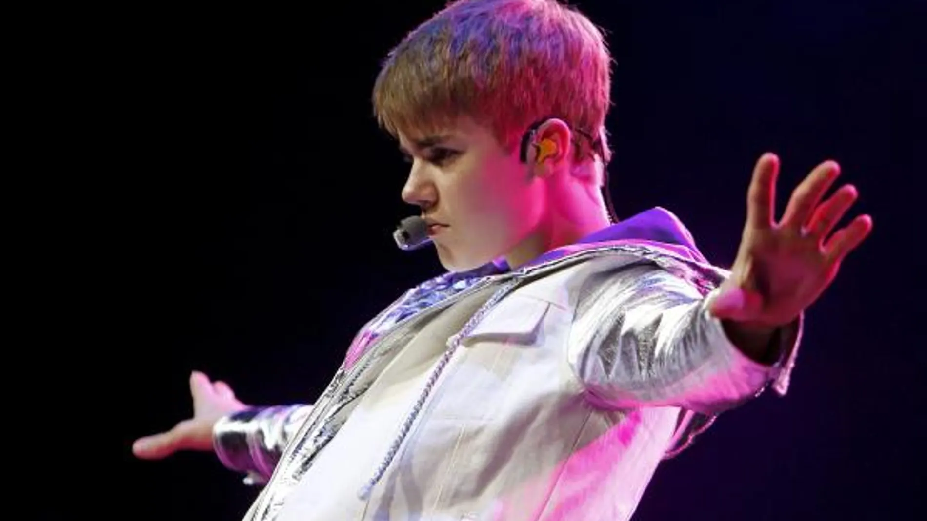 El ídolo juvenil Justin Bieber durante el concierto que ha ofrecido dentro de la gira "My World Tour", hoy en el Palacio de los Deportes de Madrid