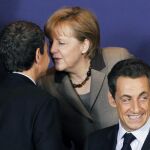 Zapatero y Merkel se saludan hoy en Bruselas