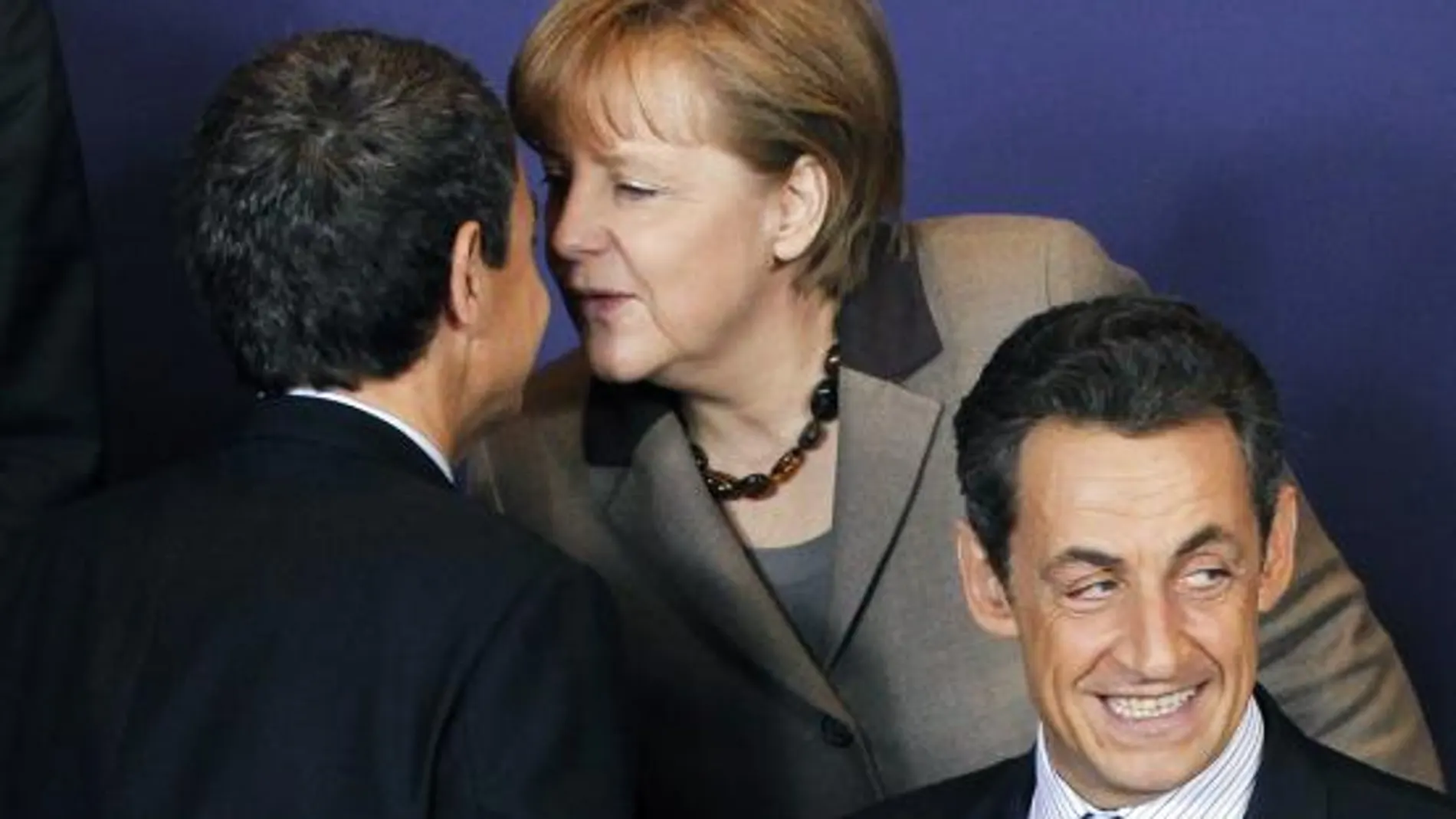 Zapatero y Merkel se saludan hoy en Bruselas