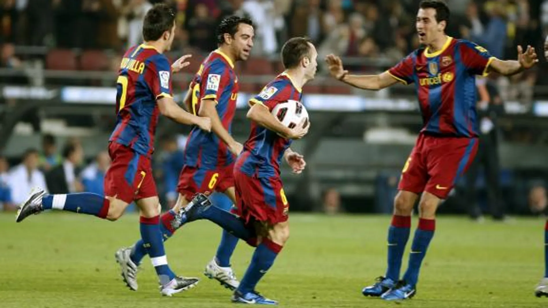 El centrocampista del FC Barcelona Andrés Iniesta (2d) celebra con su compañeros Sergio Busquets (d), David Villa (i) y Xavi Hernández la consecución del primer gol de su equipo frente al Valencia